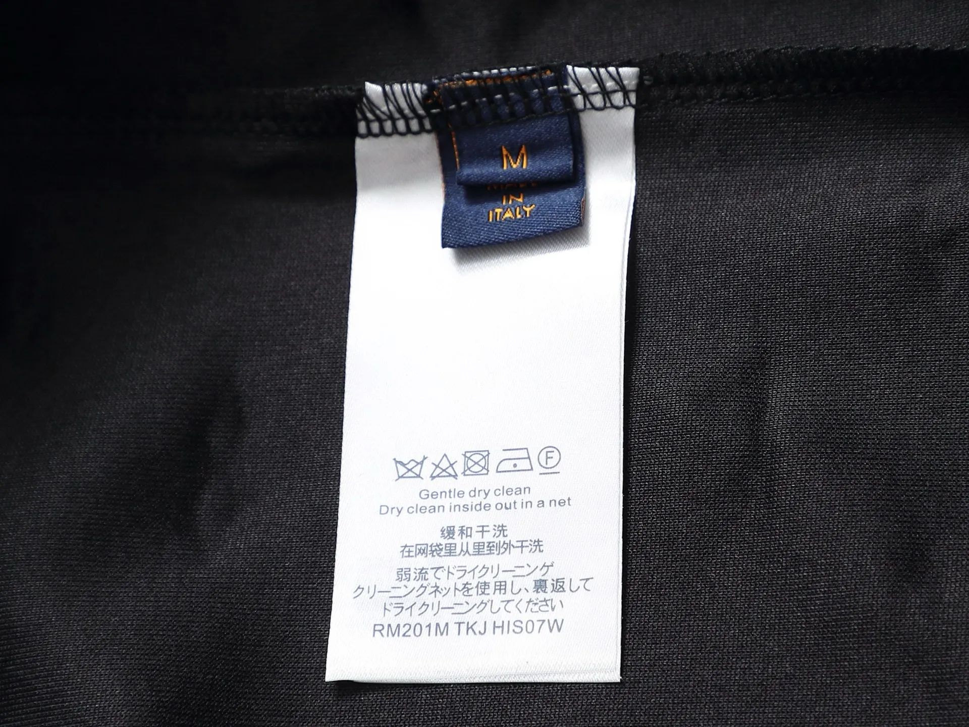 🅿️220 Louis Vuitton/Louis Vuitton Sweater jacquard towel embroidery The large logo is exquisitely upgraded, inspired by the retro embroidery of the 1980s. The original fabric is the same as the official short-sleeved T-shirt. The fabric is dyed in the same vat. It feels very comfortable. The latest brick cabinet synchronization for spring and summer. Fashionable and personalized. Super versatile and good-looking. It is very suitable for both men and women. A must-have for everyone. Hang tag. Collar label. Washed wheat. Complete with three labels. Color: black white. Size: S M L XL